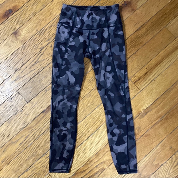 Athleta Camo Lightning 7/8 Tight Size XS - Picture 5 of 9